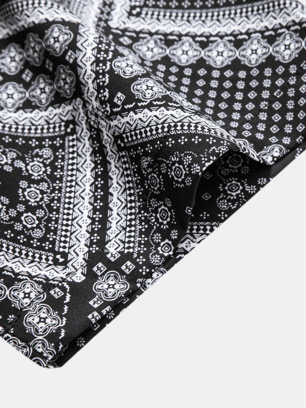 Camisa abotonada con estampado paisley y Shorts cortos de baño.