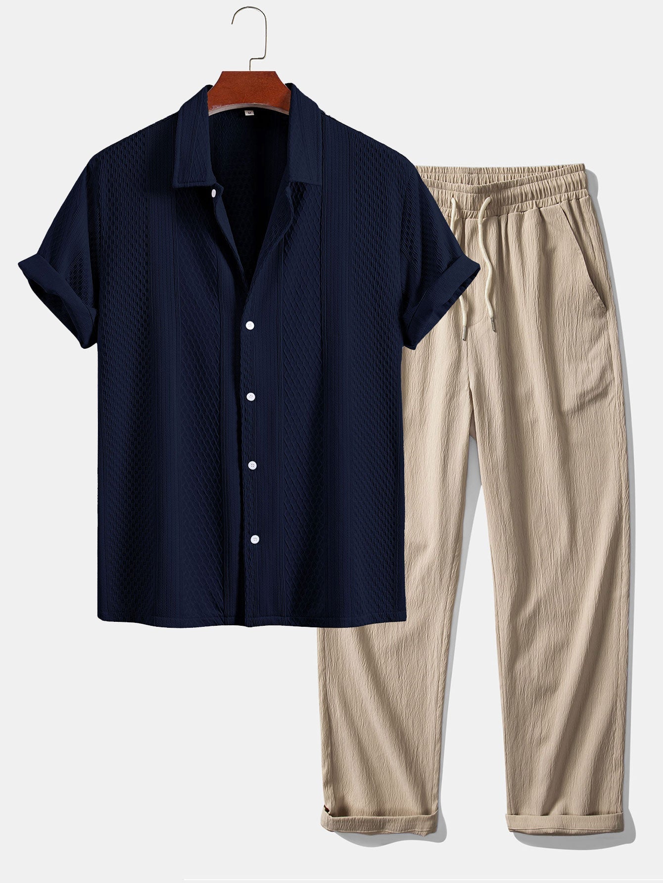 Camisa abotonada de jacquard geométrico y pantalones rectos con textura arrugada.