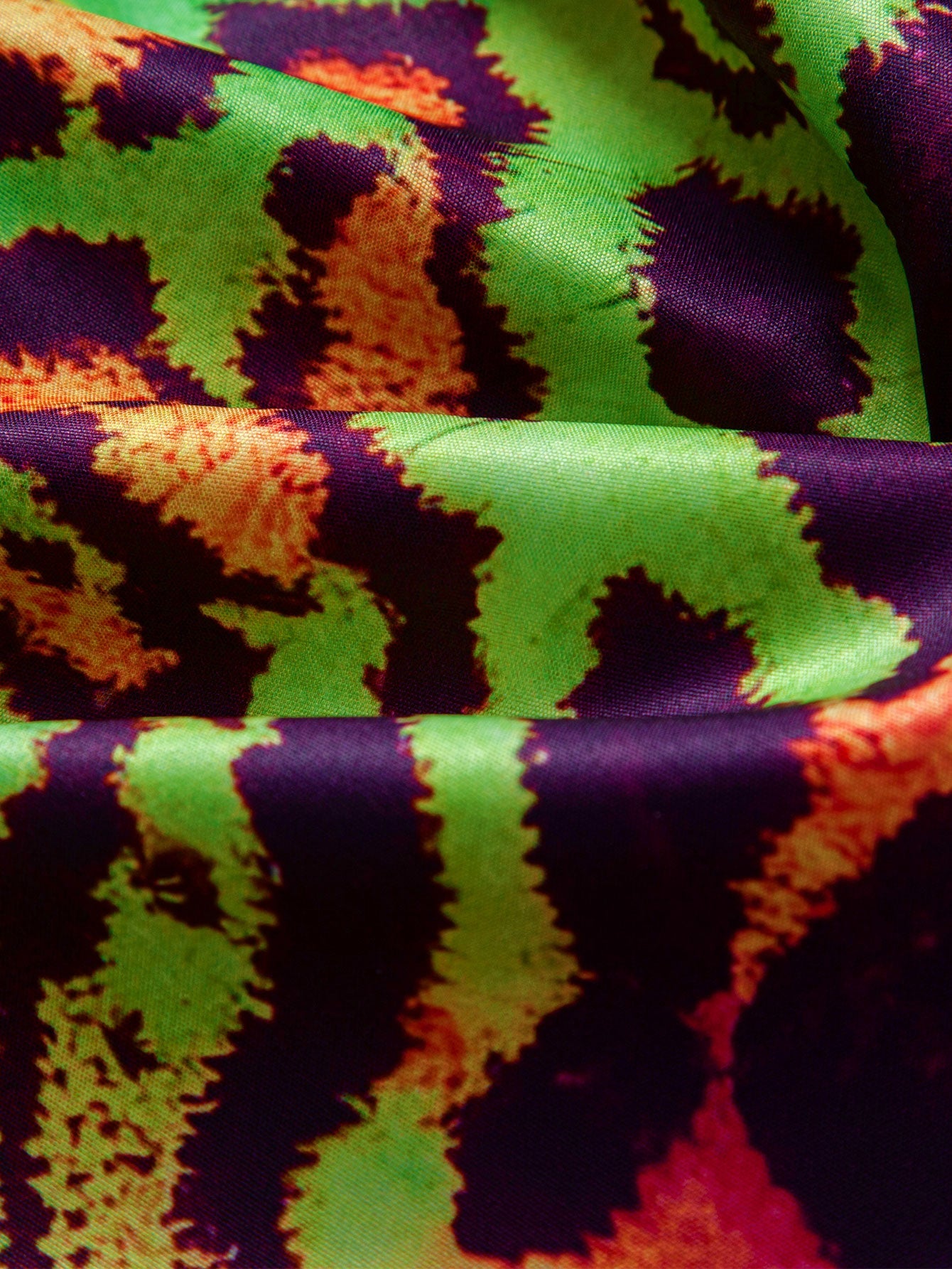 Camisa abotonada con estampado de leopardo colorido y Short corto.