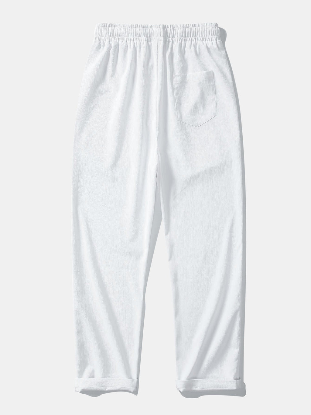 Camisa abotonada de jacquard geométrico y pantalones rectos con textura arrugada.