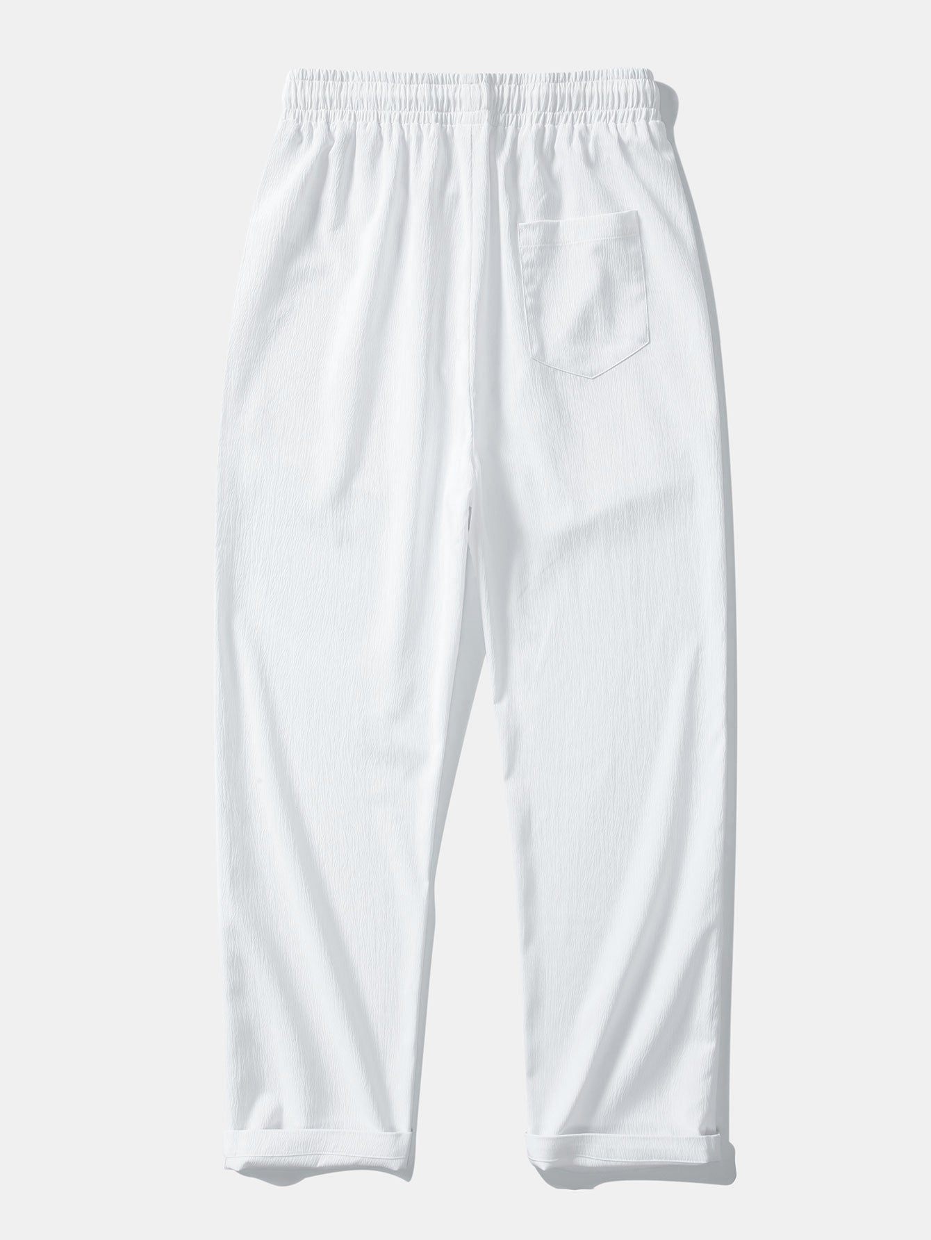 Camisa abotonada de jacquard geométrico y pantalones rectos con textura arrugada.
