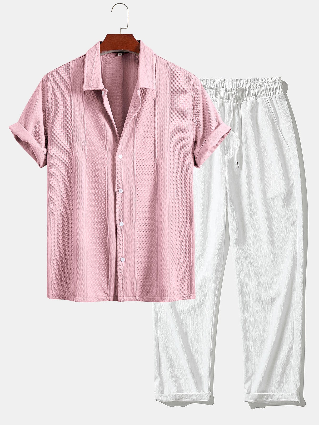 Camisa abotonada de jacquard geométrico y pantalones rectos con textura arrugada.