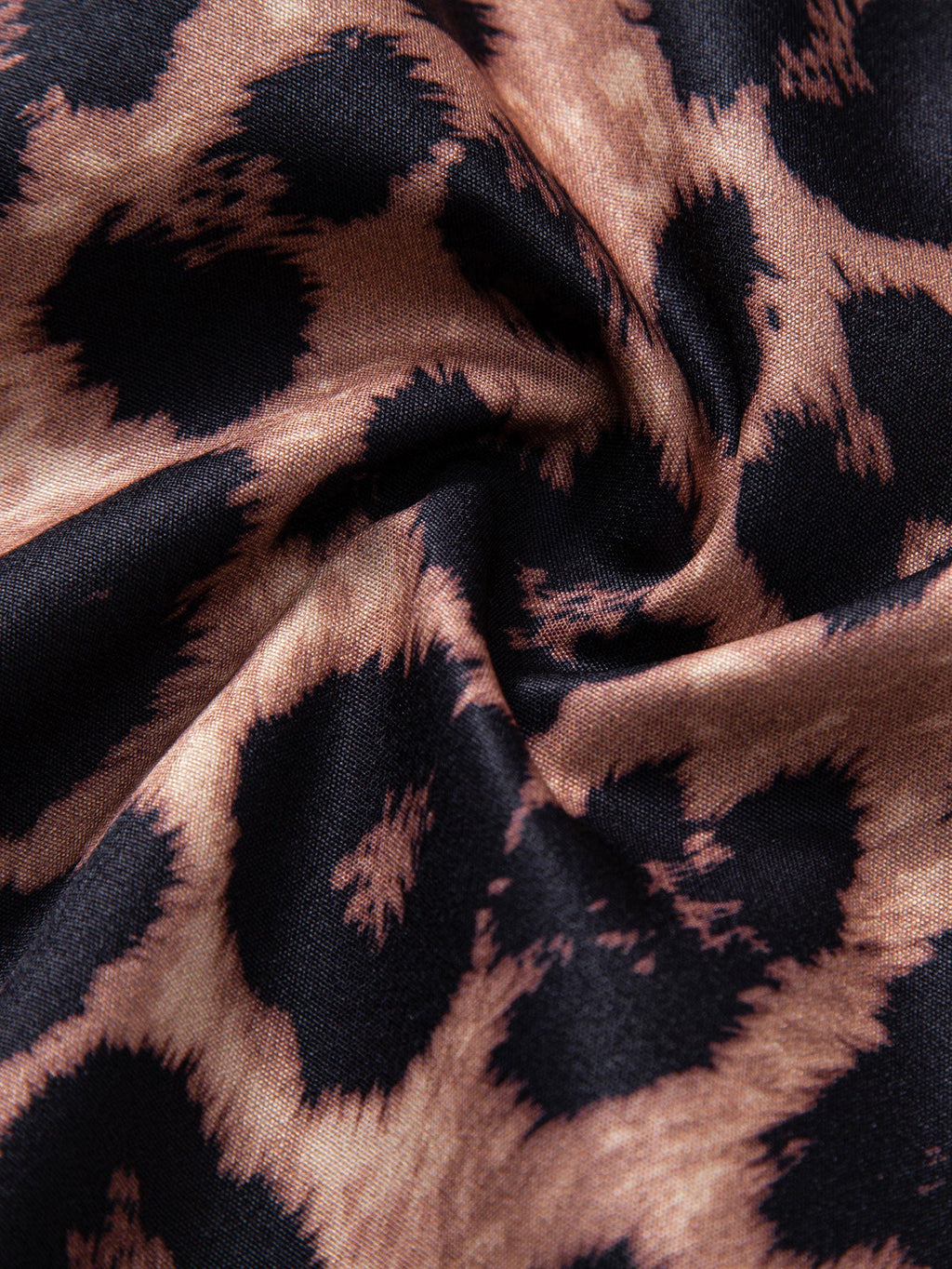 Camisa de cuello alto con estampado de leopardo y Short corto.