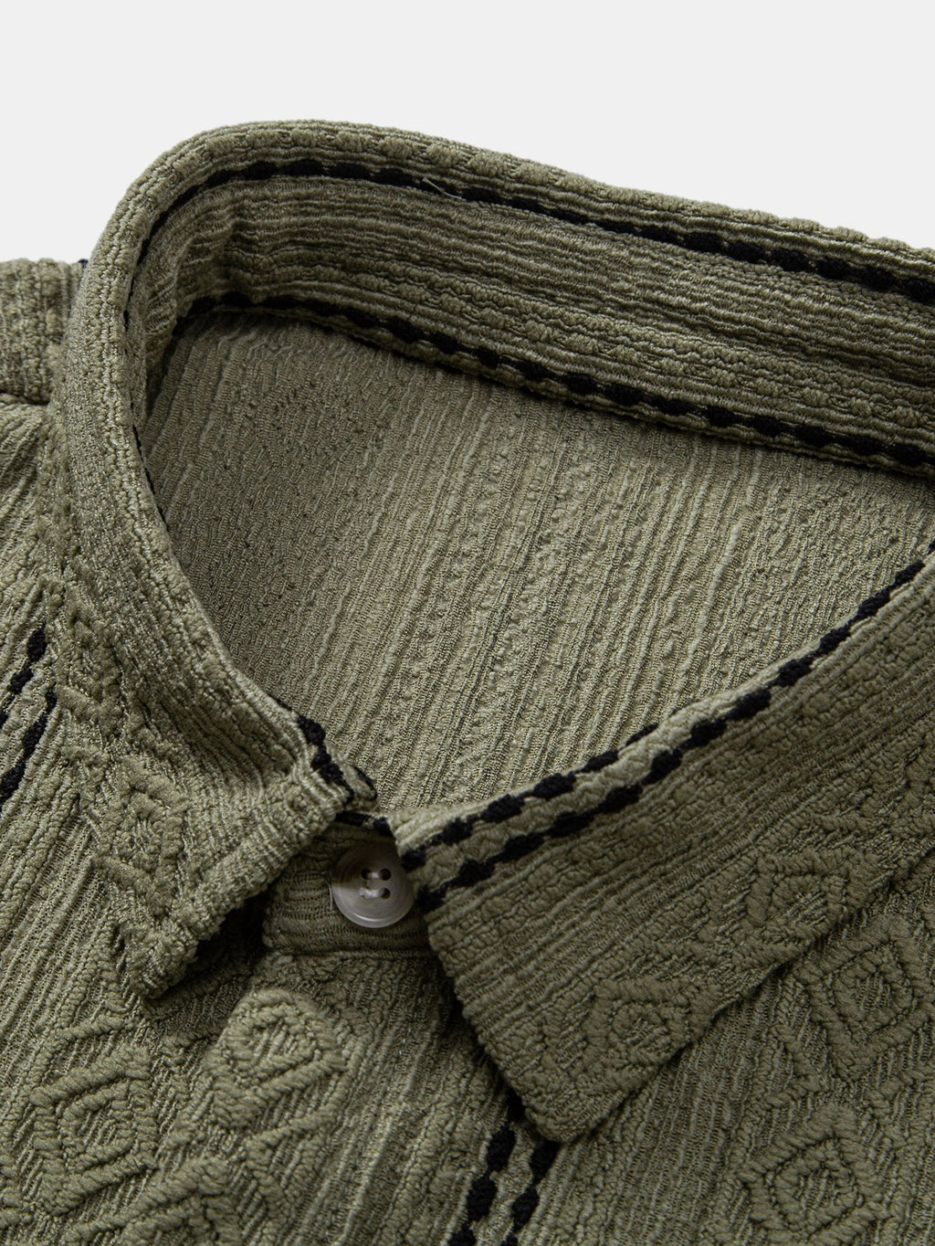 Camisa abotonada de jacquard con rayas geométricas y pantalones cortos de 5" con cordón y textura arrugada.