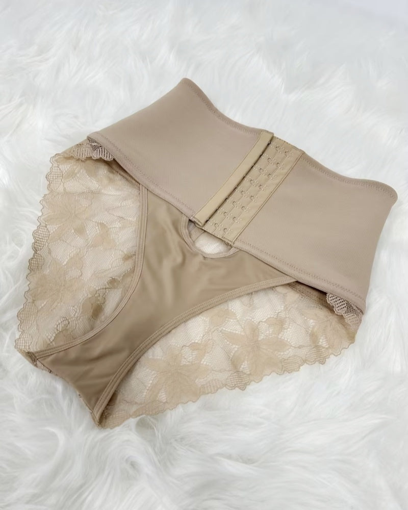 Braguita moldeadora Brillare® con abertura frontal y control de abdomen con ribete de encaje.