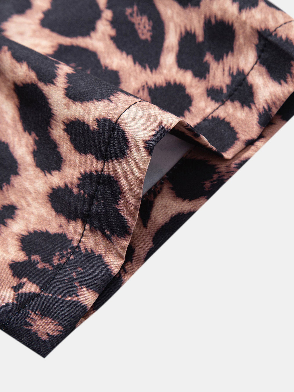 Camisa de cuello alto con estampado de leopardo y Short corto.