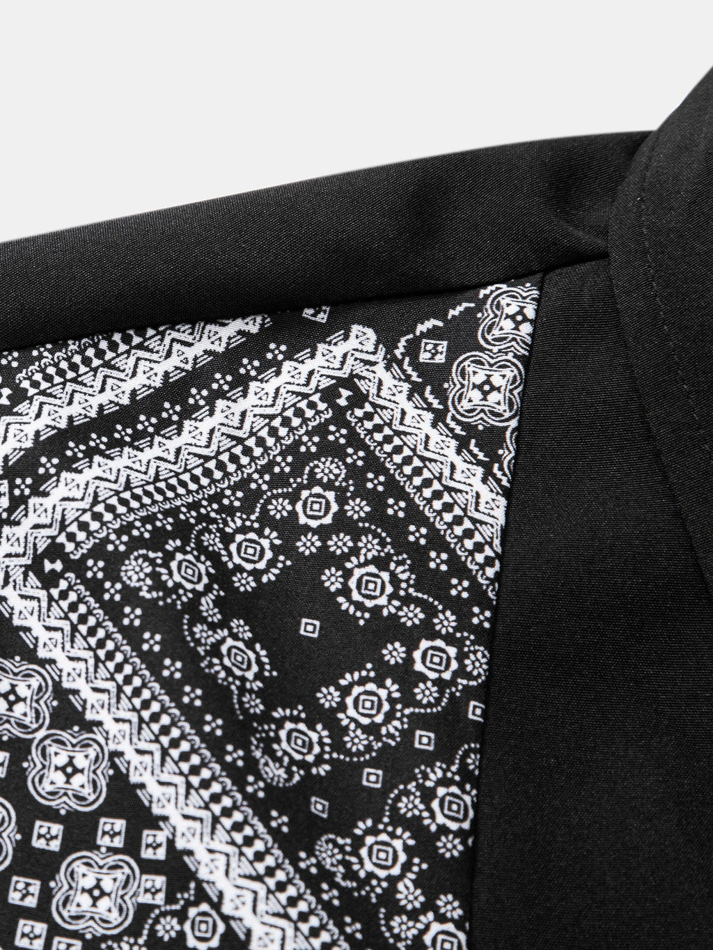 Camisa abotonada con estampado paisley y Shorts cortos de baño.