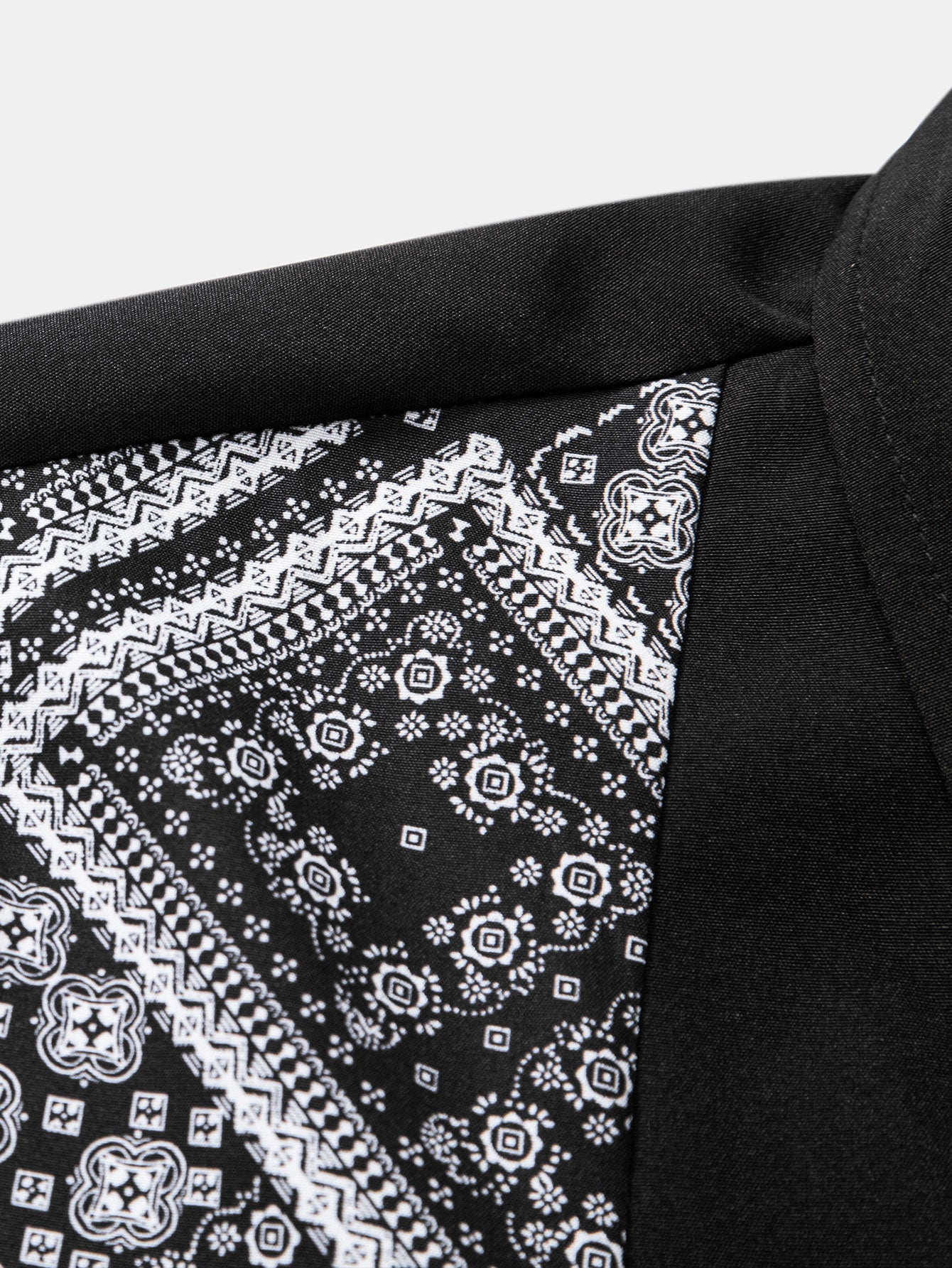 Camisa abotonada con estampado paisley y Shorts cortos de baño.