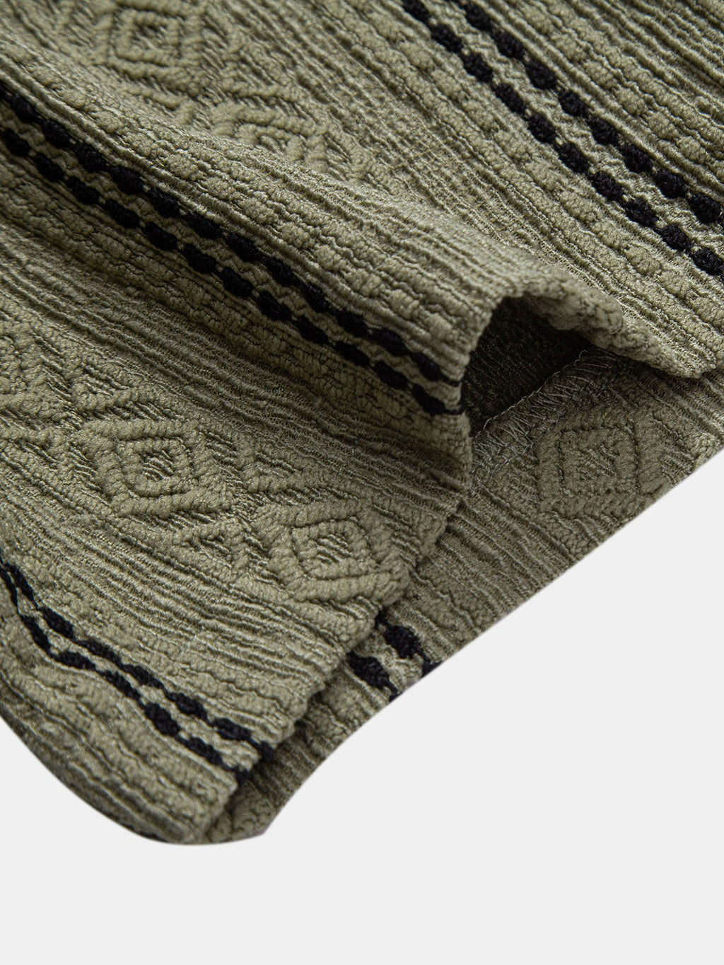 Camisa abotonada de jacquard con rayas geométricas y pantalones cortos de 5" con cordón y textura arrugada.
