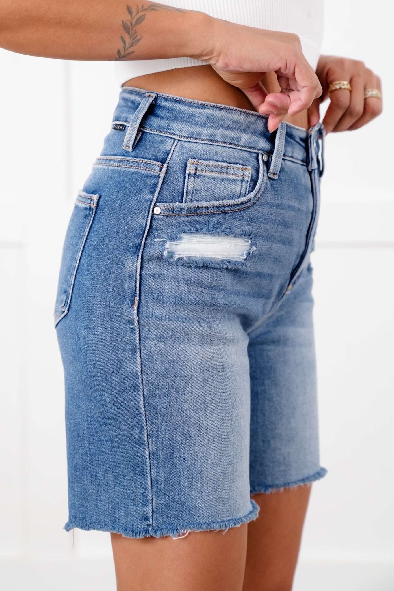 Shorts de jean con control de abdomen, corte holgado y realce de Gluteos.
