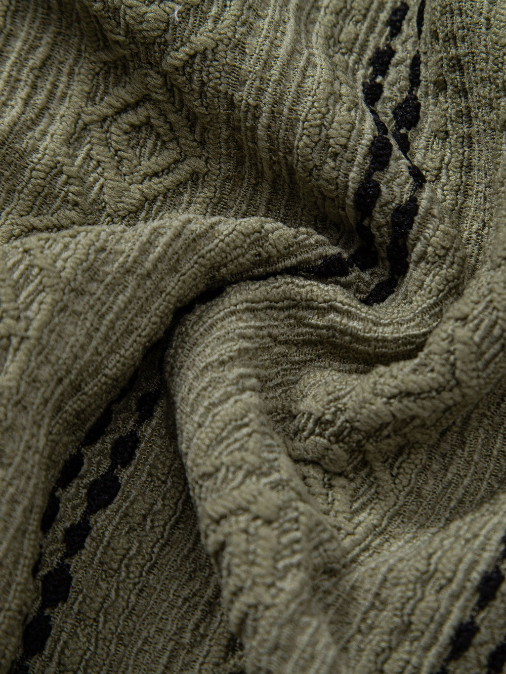 Camisa abotonada de jacquard con rayas geométricas y pantalones cortos de 5" con cordón y textura arrugada.