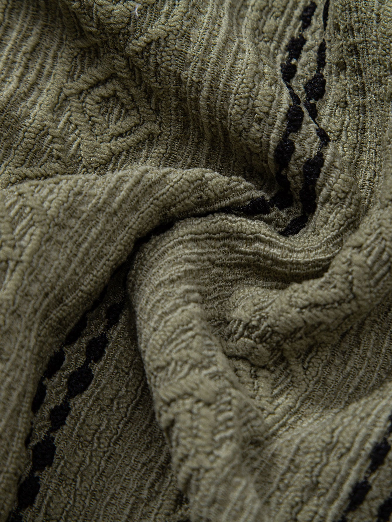 Camisa abotonada de jacquard con rayas geométricas y pantalones cortos de 5" con cordón y textura arrugada.