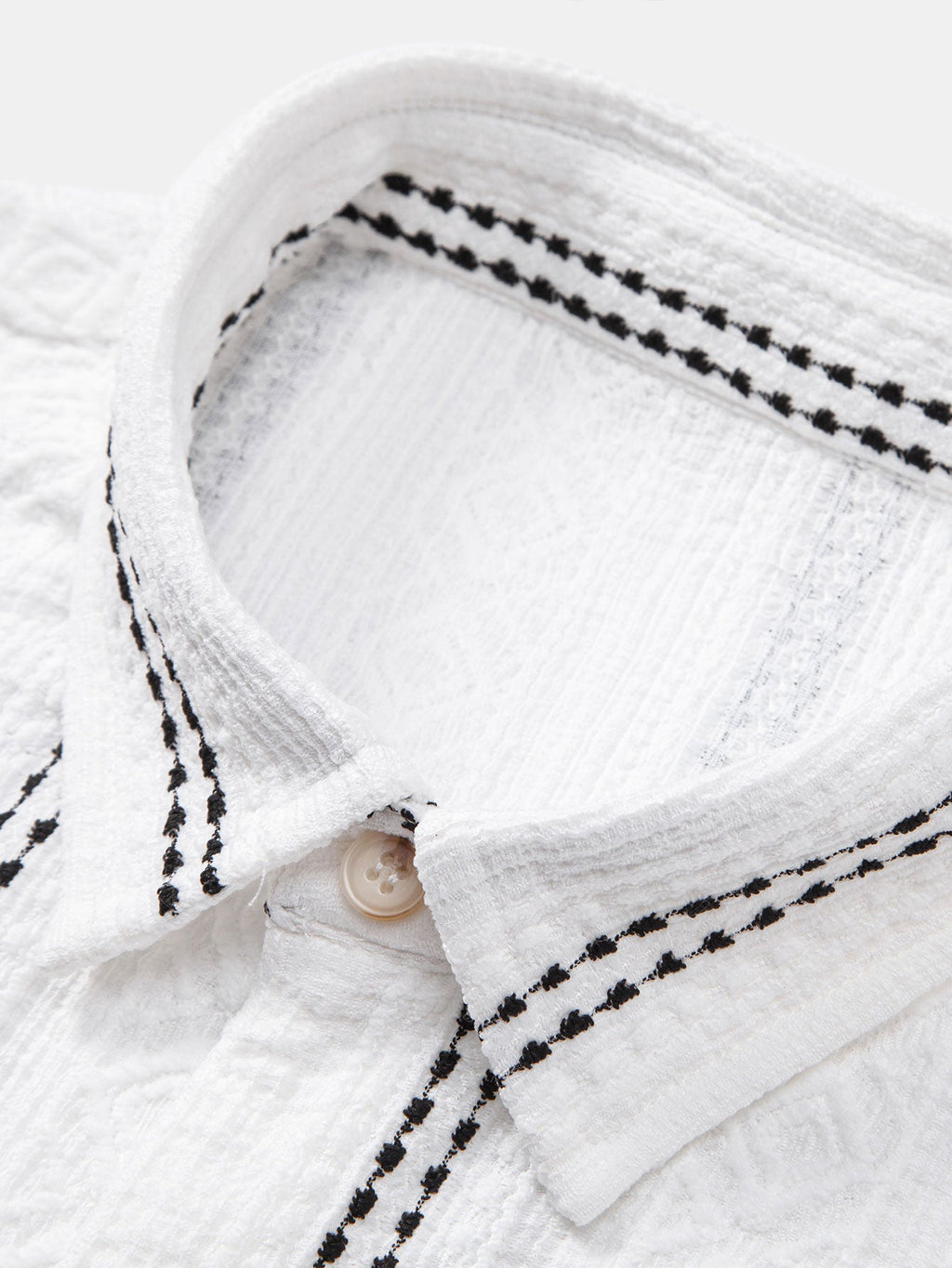 Camisa abotonada de jacquard con rayas geométricas y pantalones cortos de 5" con cordón y textura arrugada.