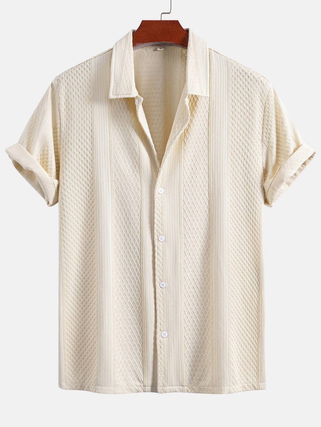 Camisa abotonada de jacquard geométrico y pantalones rectos con textura arrugada.