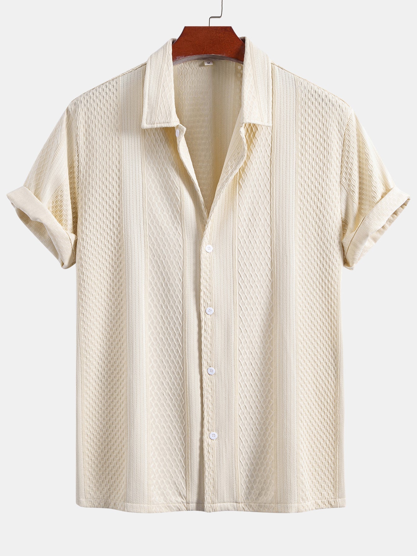Camisa abotonada de jacquard geométrico y pantalones rectos con textura arrugada.