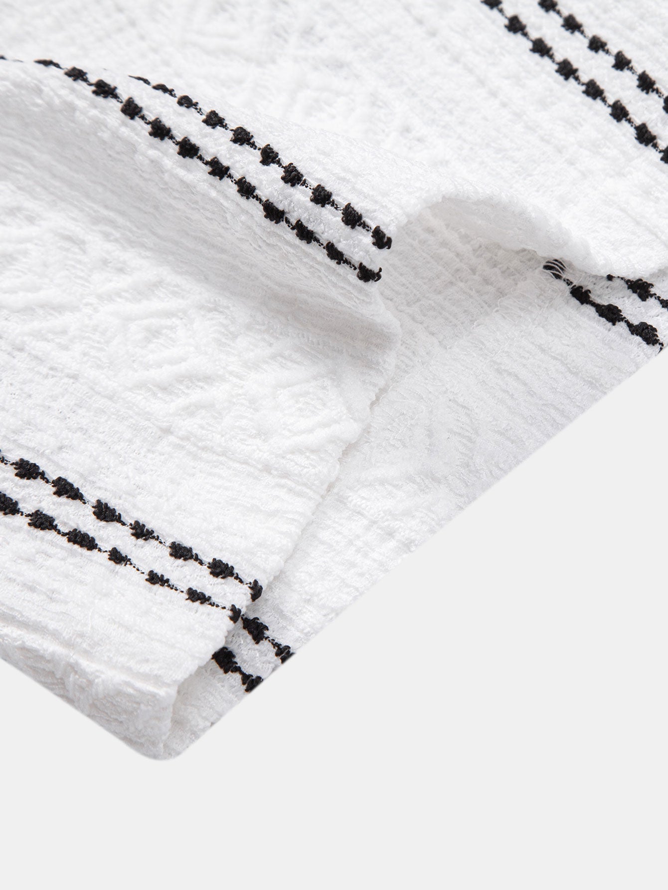 Camisa abotonada de jacquard con rayas geométricas y pantalones cortos de 5" con cordón y textura arrugada.