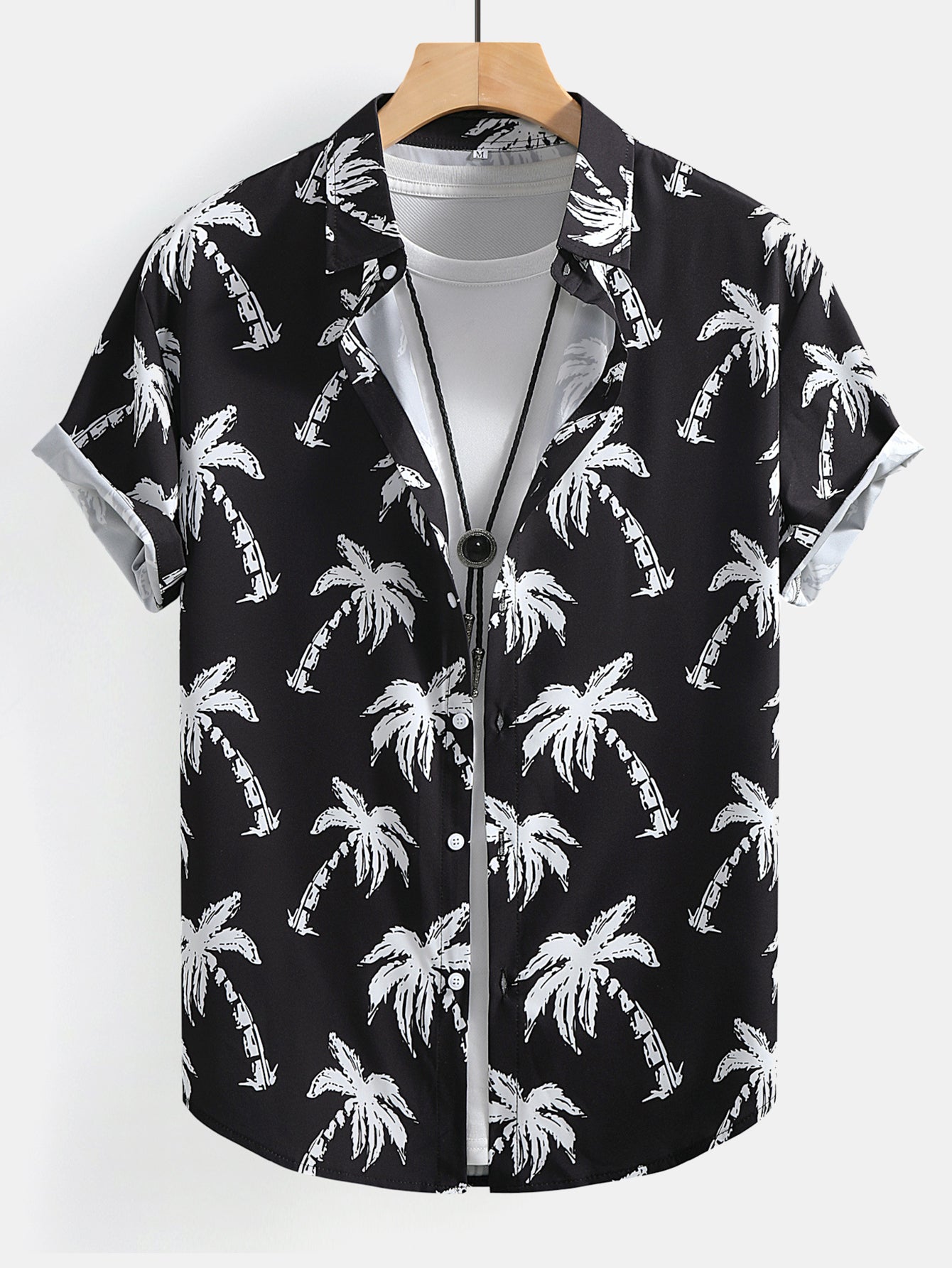 Camisa abotonada con estampado de palmeras y Short corto.