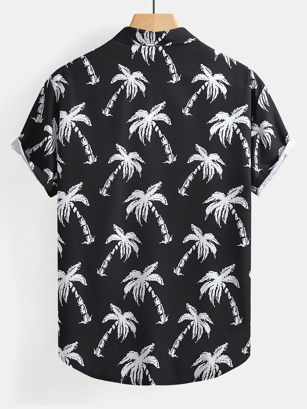 Camisa abotonada con estampado de palmeras y Short corto.