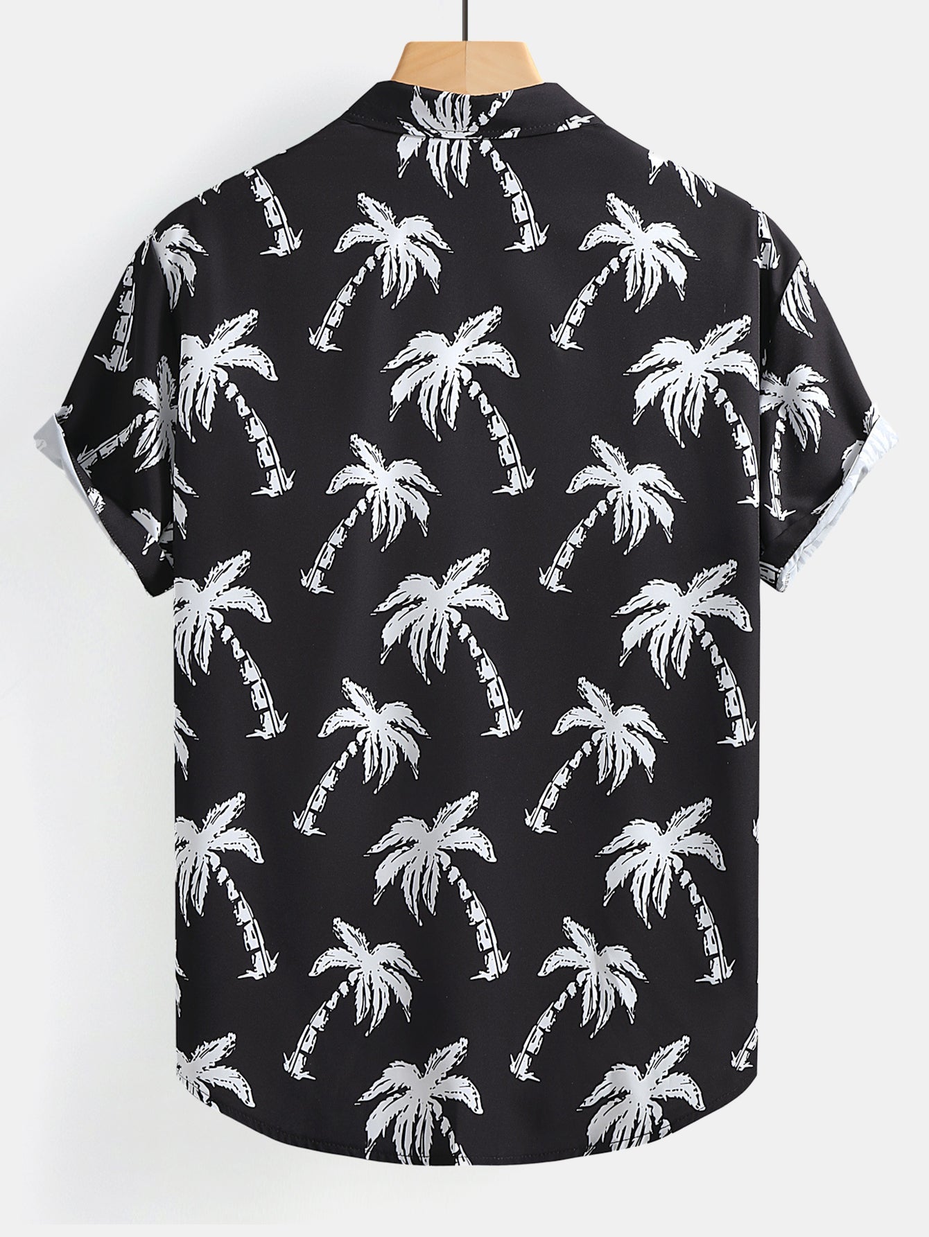 Camisa abotonada con estampado de palmeras y Short corto.
