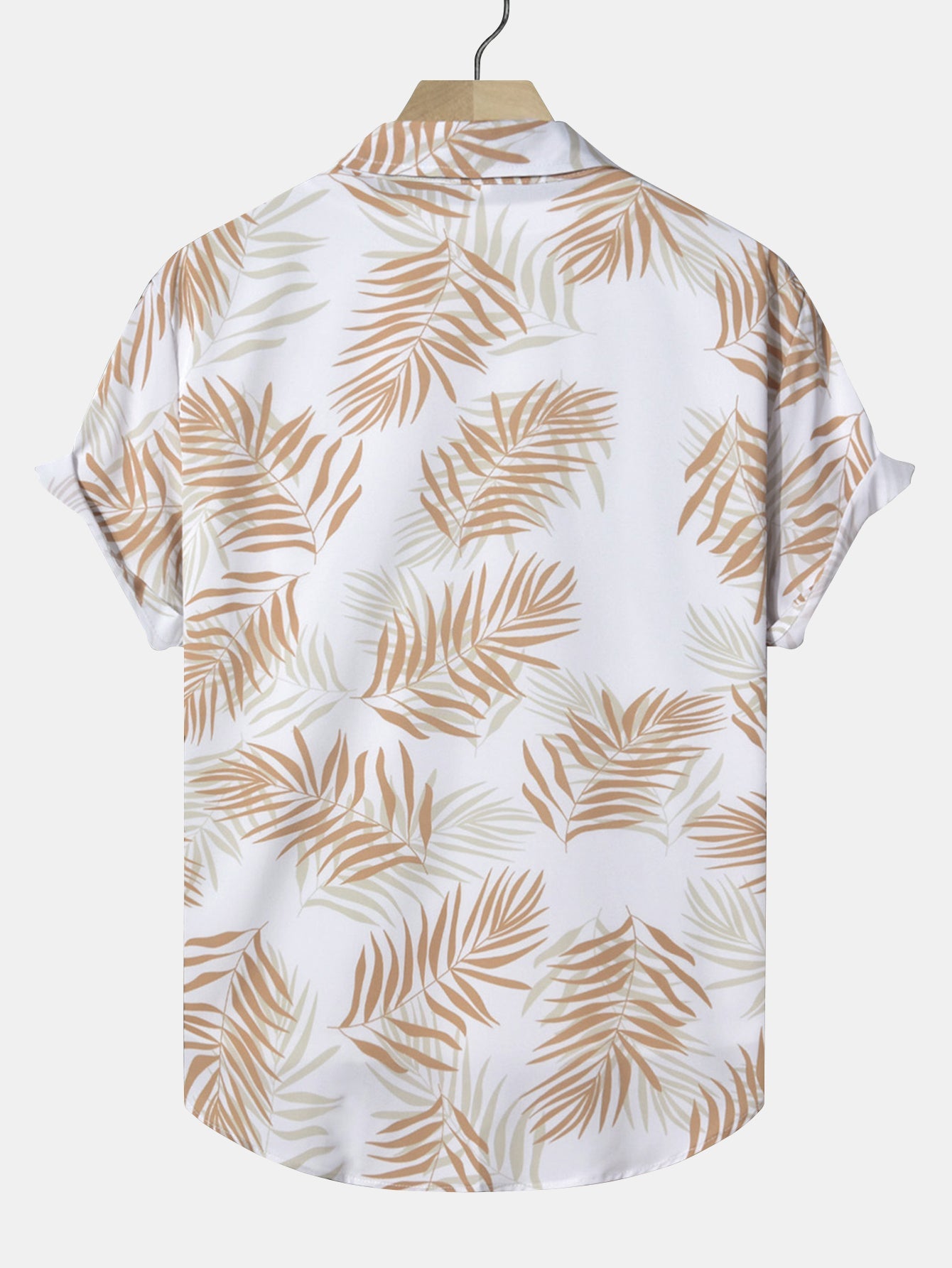 Camisa abotonada con estampado de hojas y bañador corto.