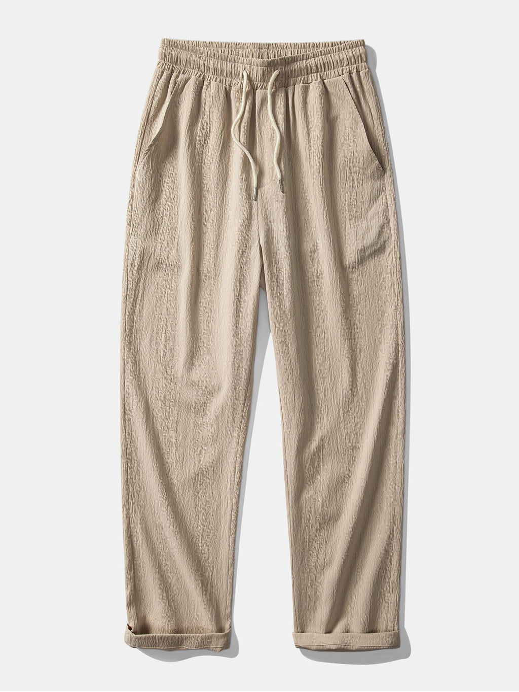 Camisa abotonada de jacquard geométrico y pantalones rectos con textura arrugada.
