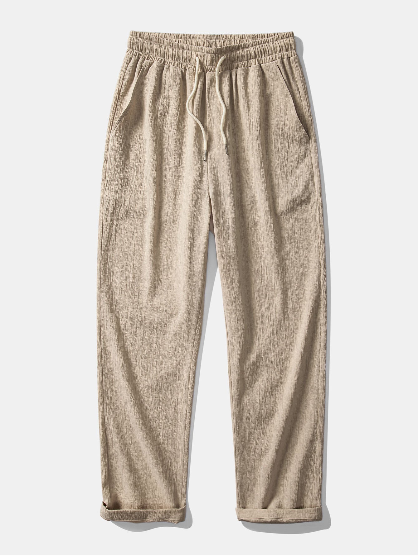 Camisa abotonada de jacquard geométrico y pantalones rectos con textura arrugada.