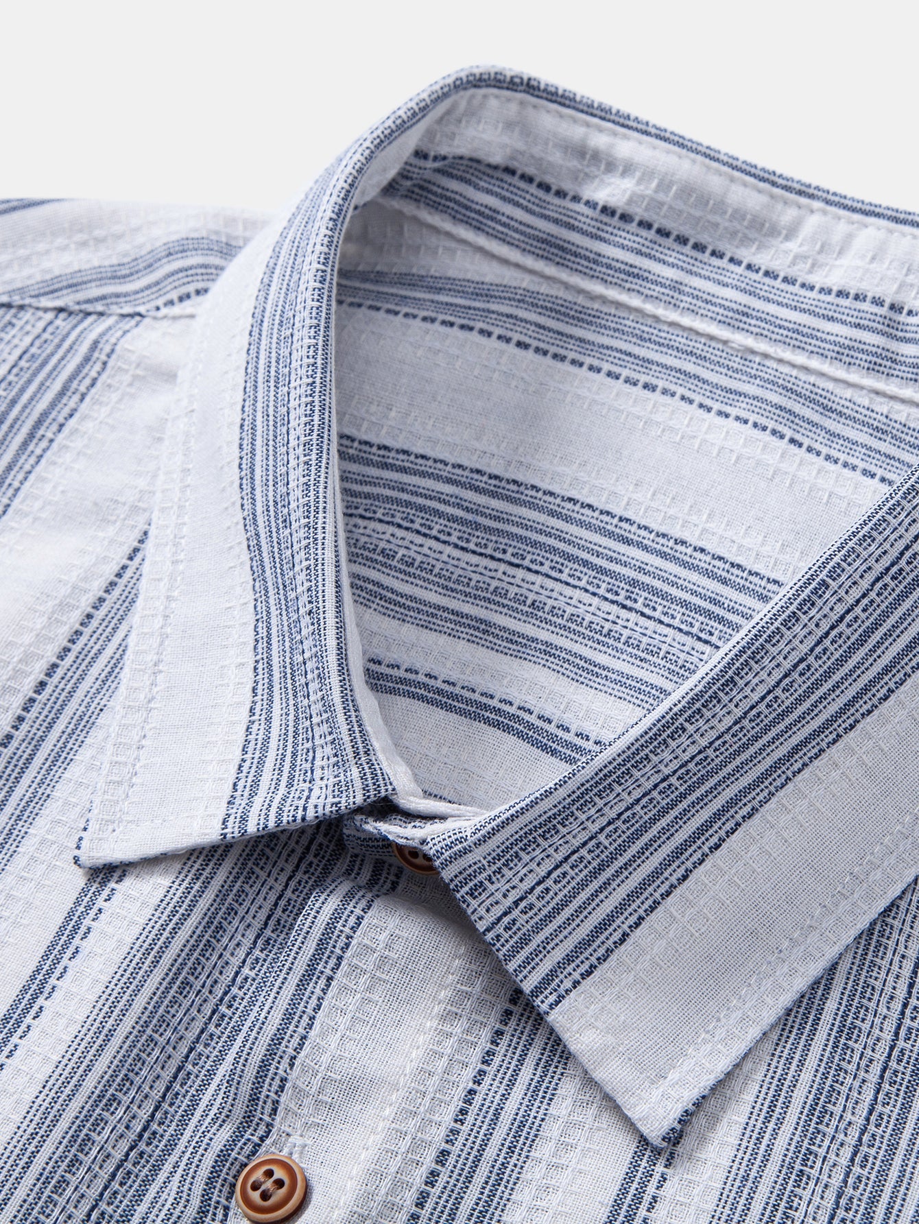 Camisa abotonada de lino a rayas y pantalones cortos de 5" con cordón y textura arrugada