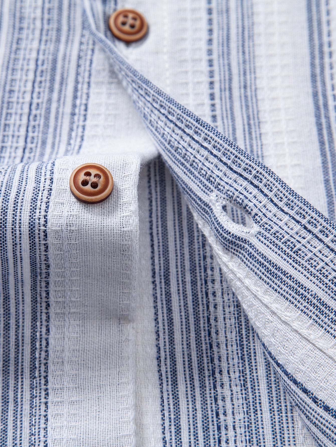 Camisa abotonada de lino a rayas y pantalones cortos de 5" con cordón y textura arrugada