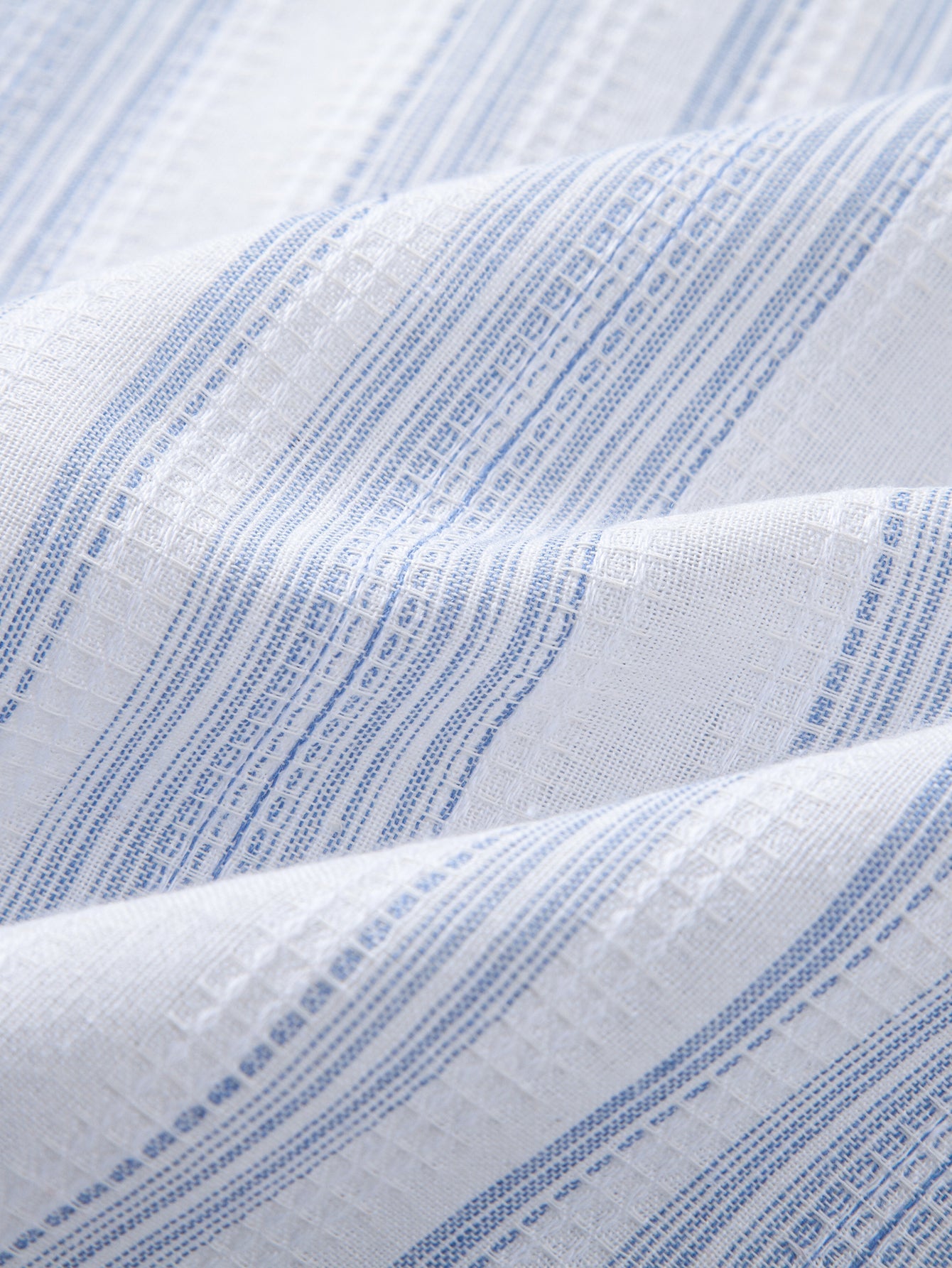 Camisa abotonada de lino a rayas y pantalones cortos de 5" con cordón y textura arrugada