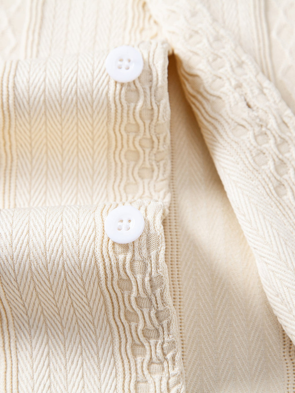 Camisa abotonada de jacquard geométrico y pantalones rectos con textura arrugada.