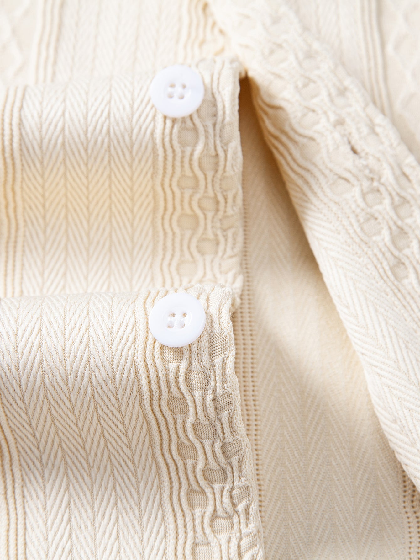 Camisa abotonada de jacquard geométrico y pantalones rectos con textura arrugada.