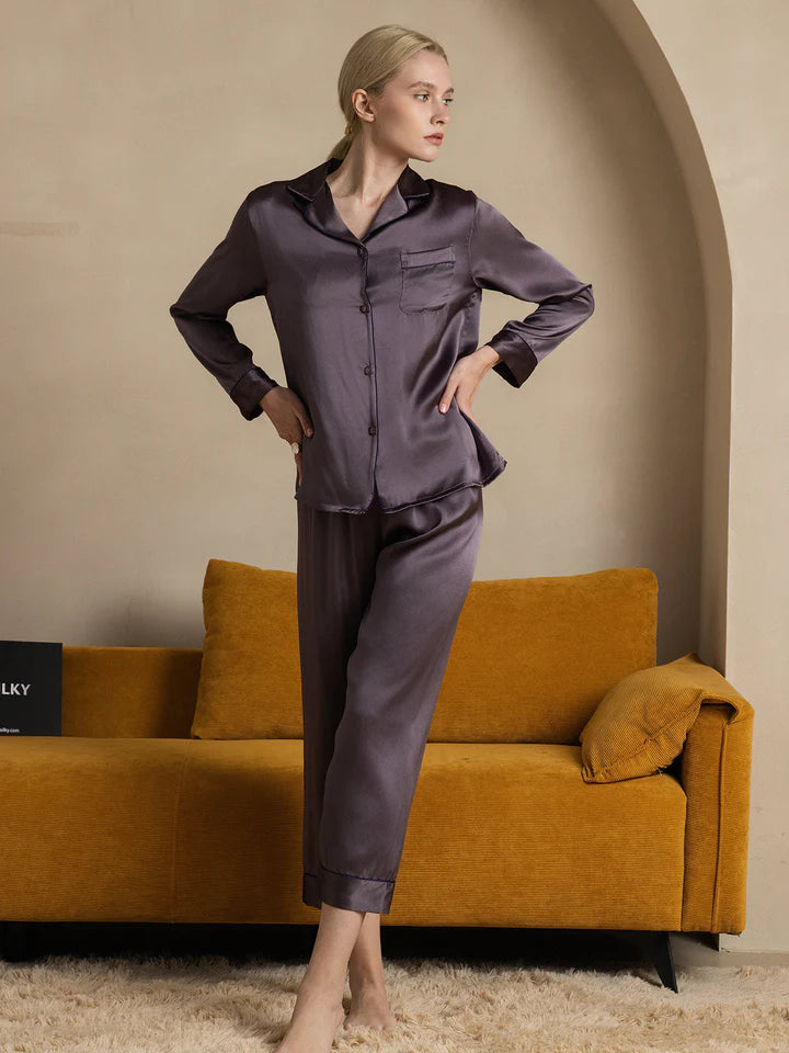 Conjunto de pijama clásico en pura seda con ribete de lazo.